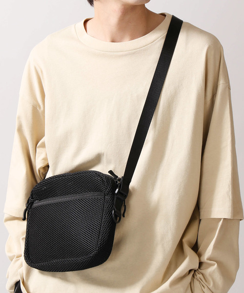 WEGO（ウィゴー）の「WEGO/スクエアミニショルダーバッグ（ショルダーバッグ・メンズ・ブラック/ブラック系その他/ホワイト系その他・FREE）」の3枚目の写真