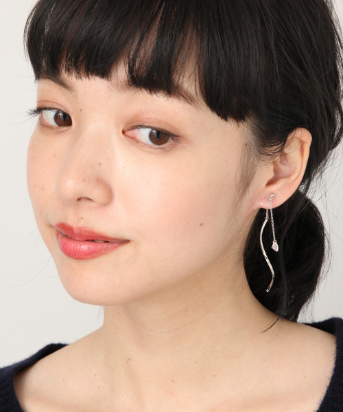 LOWRYS FARM（ローリーズファーム）の「２ＷＡＹデザインオメガイヤリング　816063（イヤリング・レディース・ブラウン/グレー/オフホワイト・FREE）」の3枚目の写真