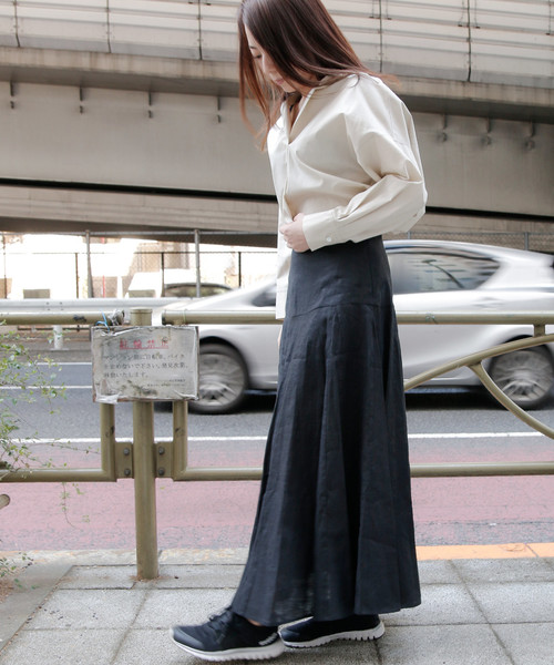 And A(アンドエー)の「And A アンドエー / ウォッシャーリネン フレア ロングマキシスカート(スカート・レディース・ブラック/ベージュ/ブルーグレー・M/S)」の2枚目の写真