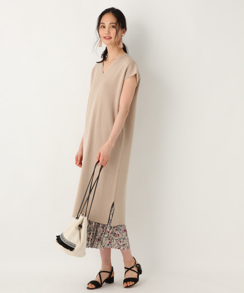 GLOBAL WORK（グローバルワーク）の「洗えるヌキエリVネックワンピ半袖/834288（ワンピース・レディース・ダークブルー/オレンジ系その他/ライトベージュ・FREE）」の4枚目の写真