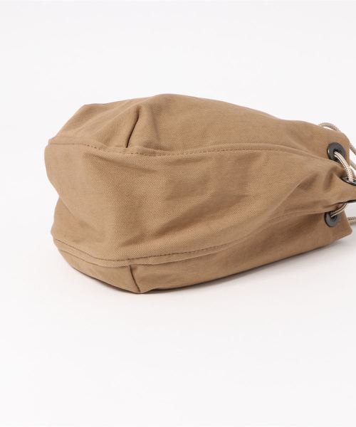hobo(ホーボー)の「【HOBO】Cotton Twill Drawstring Bag Small(ハンドバッグ・メンズ・オリーブ/ベージュ・FREE)」の4枚目の写真