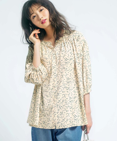 GeeRA(ジーラ)の「ギャザーデザインブラウス(シャツ/ブラウス・レディース・ドット/アイボリー/モカ・XX-LARGE/X-LARGE/MEDIUM/LARGE)」の1枚目の写真