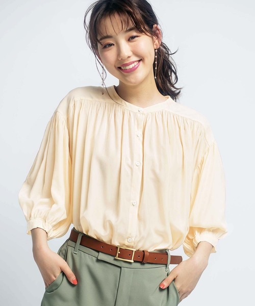 GeeRA(ジーラ)の「ギャザーデザインブラウス(シャツ/ブラウス・レディース・ドット/アイボリー/モカ・XX-LARGE/X-LARGE/MEDIUM/LARGE)」の2枚目の写真