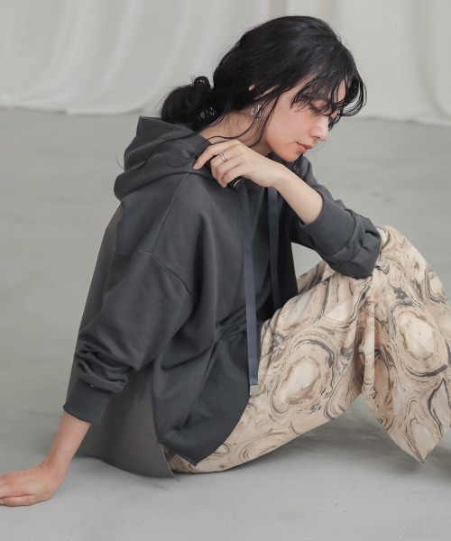 Bab（バブ）の「バックシャンパーカープルオーバー（パーカー・レディース・チャコールグレー/ブラック/ベージュ/モカ・FREE）」の12枚目の写真