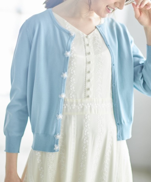 tocco closet（トッコ　クローゼット）の「パール付きオーガンジーフラワーモチーフ装飾七分袖カーディガン（カーディガン/ボレロ・レディース・ブルー/オフホワイト/ピンク/レモンイエロー・M）」の3枚目の写真