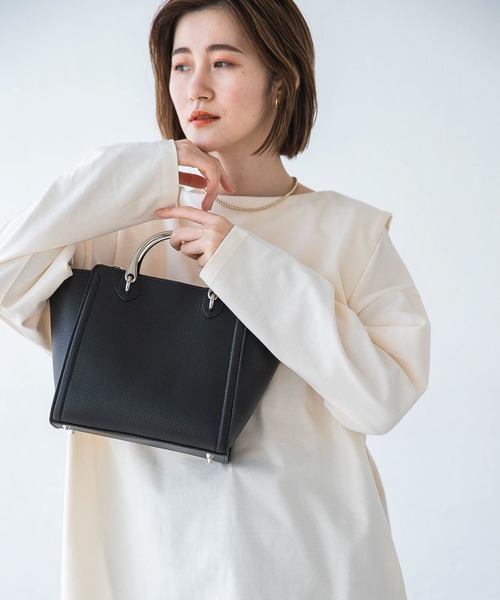 A part by(アパートバイ)の「メタルハンドルミドルバッグ 959523(ショルダーバッグ・レディース・ブラック/アイボリー・FREE)」の2枚目の写真