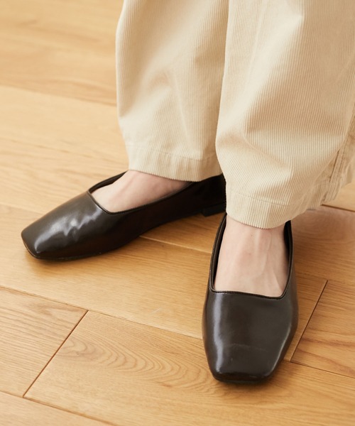 CRAFT STANDARD BOUTIQUE(クラフトスタンダードブティック)の「ふっくらクッションスクエアフラットシューズ *(パンプス・レディース・ブラック/ブラウン・M/L/S)」の2枚目の写真