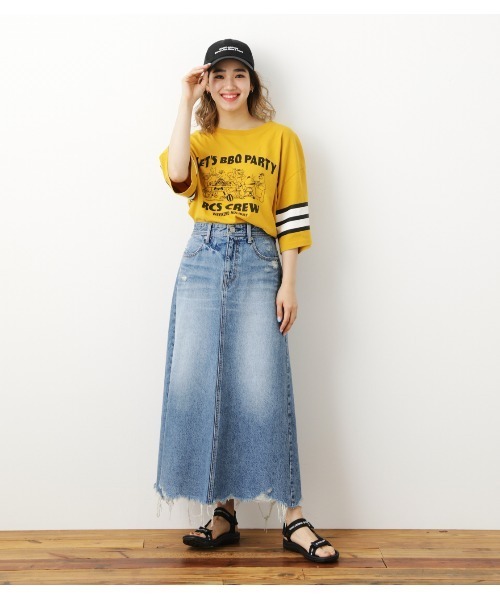 RODEO CROWNS WIDE BOWL（ロデオクラウンズワイドボウル）の「ヘムクラッシュデニムマキシスカート（デニムスカート・レディース・ブルー・SMALL/MEDIUM/X-SMALL）」の4枚目の写真