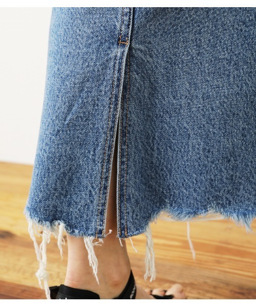RODEO CROWNS WIDE BOWL（ロデオクラウンズワイドボウル）の「ヘムクラッシュデニムマキシスカート（デニムスカート・レディース・ブルー・SMALL/MEDIUM/X-SMALL）」の11枚目の写真