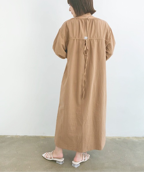 nemne store(ネンネストア)の「エスプレッソをそそぐ後ろ空きロングワンピース(ワンピース・レディース・アイボリー/モカ・フリー)」の16枚目の写真
