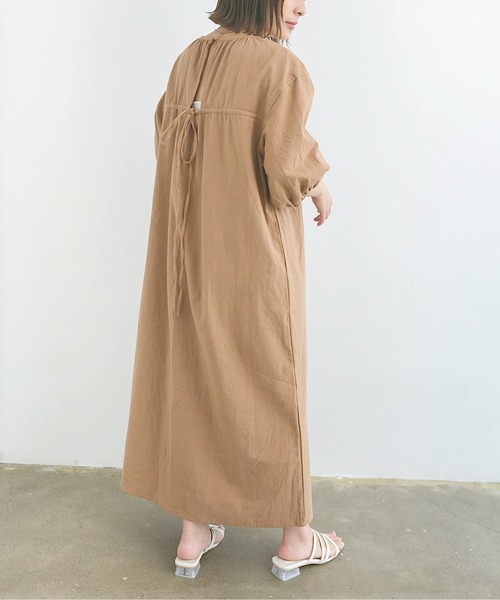 nemne store(ネンネストア)の「エスプレッソをそそぐ後ろ空きロングワンピース(ワンピース・レディース・アイボリー/モカ・フリー)」の11枚目の写真