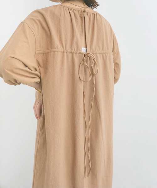 nemne store(ネンネストア)の「エスプレッソをそそぐ後ろ空きロングワンピース(ワンピース・レディース・アイボリー/モカ・フリー)」の3枚目の写真