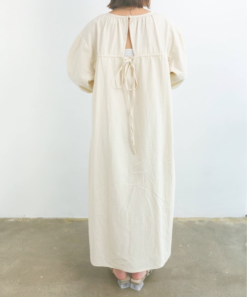 nemne store(ネンネストア)の「エスプレッソをそそぐ後ろ空きロングワンピース(ワンピース・レディース・アイボリー/モカ・フリー)」の13枚目の写真