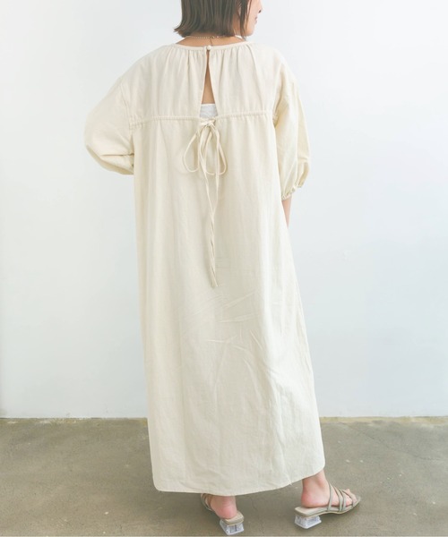 nemne store(ネンネストア)の「エスプレッソをそそぐ後ろ空きロングワンピース(ワンピース・レディース・アイボリー/モカ・フリー)」の5枚目の写真