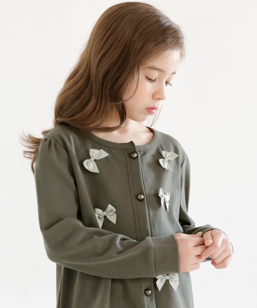 Bee des Bee（ビーデスビー）の「フロントリボンカーディガン（カーディガン/ボレロ・キッズ・ブラック/ブルーグレー/ブラウン/グレイッシュベージュ/ミント/ラベンダー/コーラルピンク/アイボリー/チャコール/グリーン系/ベージュ系/ピンク系/パープル系・100cm/110cm/120cm/130cm/140cm/150cm）」の5枚目の写真