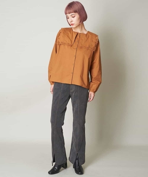 A de a.v.v（アードアー・ヴェ・ヴェ）の「センタースリットデニムフレアパンツ（デニムパンツ・レディース・ブラック/ネイビー・40/38/36）」の5枚目の写真