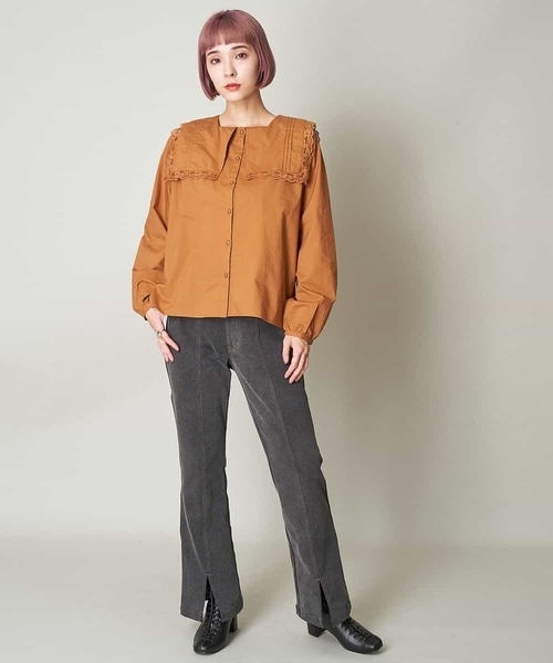 A de a.v.v（アードアー・ヴェ・ヴェ）の「センタースリットデニムフレアパンツ（デニムパンツ・レディース・ブラック/ネイビー・40/38/36）」の6枚目の写真