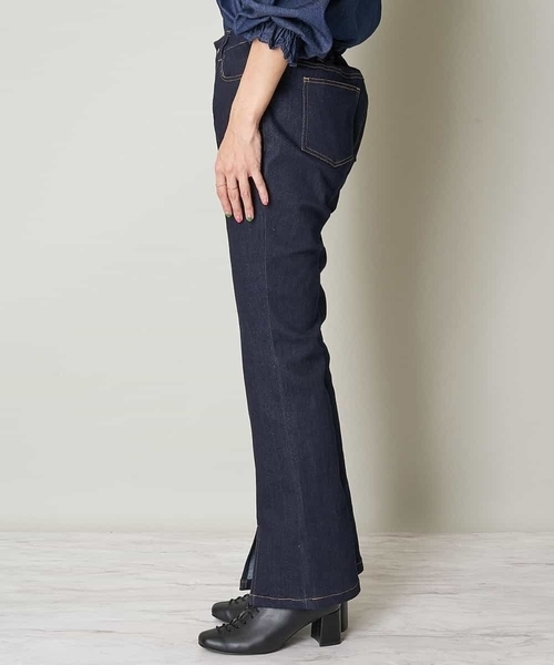 A de a.v.v（アードアー・ヴェ・ヴェ）の「センタースリットデニムフレアパンツ（デニムパンツ・レディース・ブラック/ネイビー・40/38/36）」の9枚目の写真