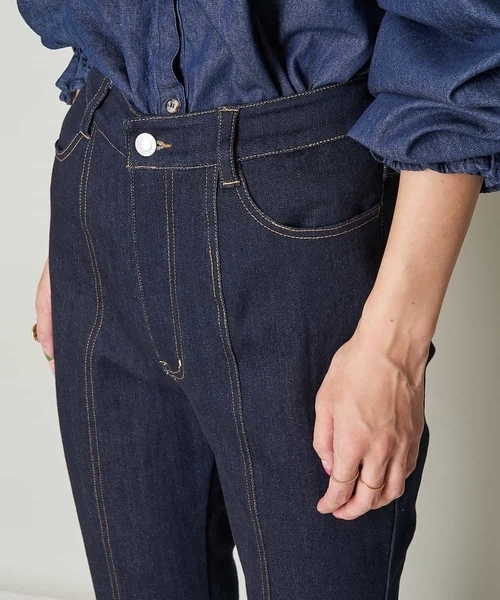 A de a.v.v（アードアー・ヴェ・ヴェ）の「センタースリットデニムフレアパンツ（デニムパンツ・レディース・ブラック/ネイビー・40/38/36）」の12枚目の写真