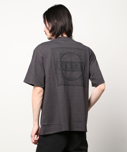Hurley (ハーレー)の「【ムラサキスポーツ別注】Hurley/ハーレー ルーズシルエット バンダナ柄 バックプリントTシャツ MSS2200048(Tシャツ/カットソー・メンズ・ブラック/グレー/ホワイト・L/M/S)」の6枚目の写真
