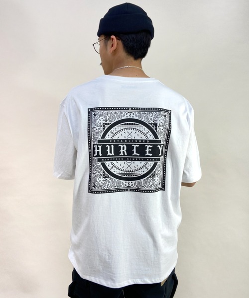 Hurley (ハーレー)の「【ムラサキスポーツ別注】Hurley/ハーレー ルーズシルエット バンダナ柄 バックプリントTシャツ MSS2200048(Tシャツ/カットソー・メンズ・ブラック/グレー/ホワイト・L/M/S)」の2枚目の写真