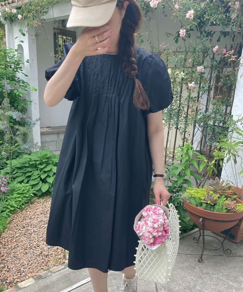 LAUIR(ラウアー)の「ピンタック半袖ワンピース(ワンピース・レディース・ホワイト/ブラック/オレンジ/グリーン系その他・MEDIUM/LARGE)」の2枚目の写真