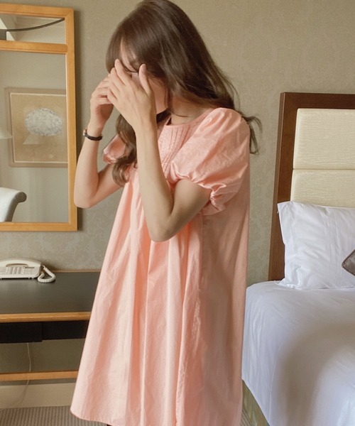 LAUIR(ラウアー)の「ピンタック半袖ワンピース(ワンピース・レディース・ホワイト/ブラック/オレンジ/グリーン系その他・MEDIUM/LARGE)」の7枚目の写真