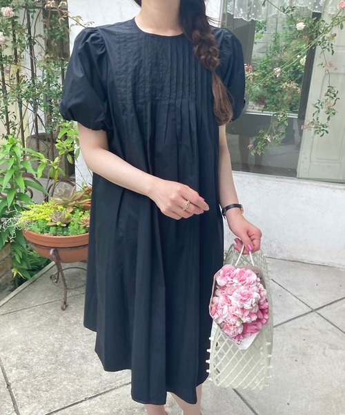 LAUIR(ラウアー)の「ピンタック半袖ワンピース(ワンピース・レディース・ホワイト/ブラック/オレンジ/グリーン系その他・MEDIUM/LARGE)」の9枚目の写真