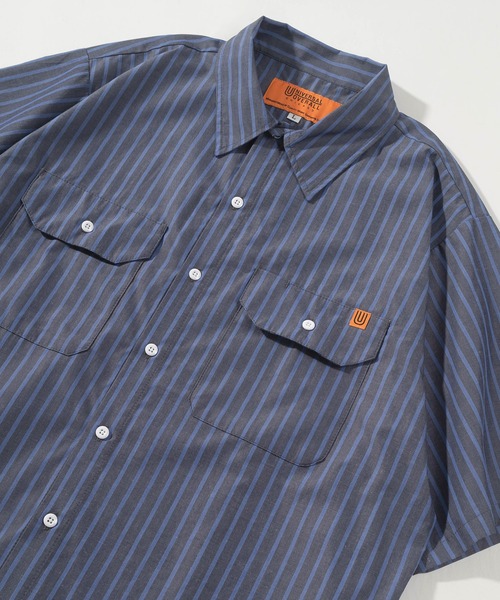 UNIVERSAL OVERALL（ユニバーサルオーバーオール）の「【UNIVERSAL OVERALL/ユニバーサルオーバーオール】ビッグシルエット ワンポイント ツイルワークストライプシャツ/半袖シャツ（シャツ/ブラウス・メンズ・ホワイト/ブルー/スミクロ・M/L/XL/XXL）」の2枚目の写真