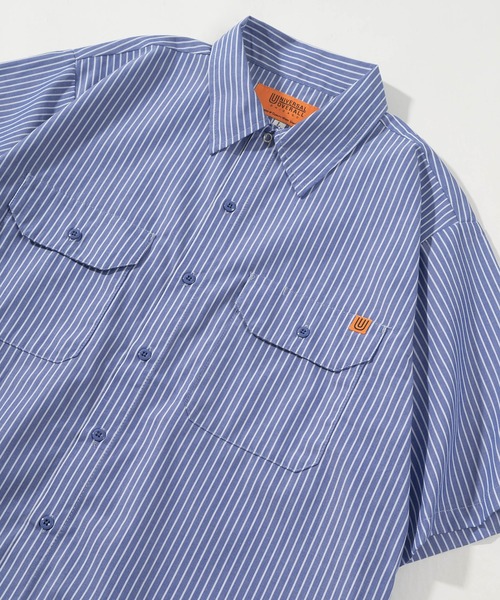 UNIVERSAL OVERALL（ユニバーサルオーバーオール）の「【UNIVERSAL OVERALL/ユニバーサルオーバーオール】ビッグシルエット ワンポイント ツイルワークストライプシャツ/半袖シャツ（シャツ/ブラウス・メンズ・ホワイト/ブルー/スミクロ・M/L/XL/XXL）」の3枚目の写真