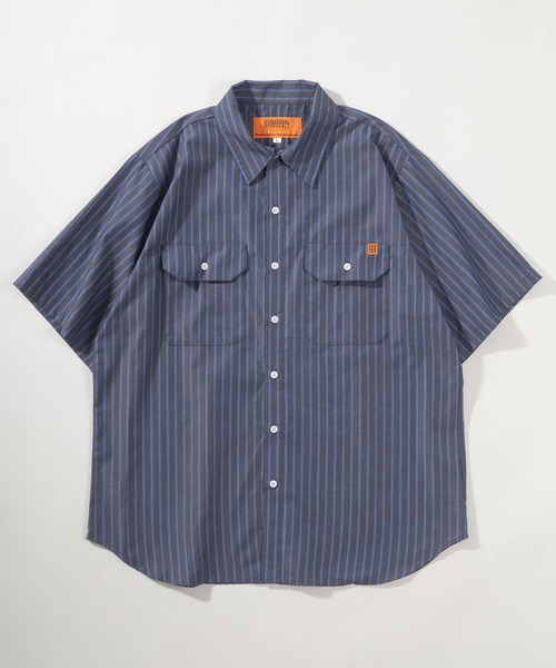 UNIVERSAL OVERALL（ユニバーサルオーバーオール）の「【UNIVERSAL OVERALL/ユニバーサルオーバーオール】ビッグシルエット ワンポイント ツイルワークストライプシャツ/半袖シャツ（シャツ/ブラウス・メンズ・ホワイト/ブルー/スミクロ・M/L/XL/XXL）」の4枚目の写真