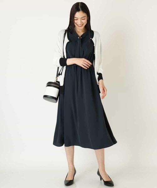 タグ付未使用 a.v.v パール チャーム付 ボウタイ ワンピース とろみ XS a.v.v（アーヴェヴェ）の「パールチャーム付ボウタイロング