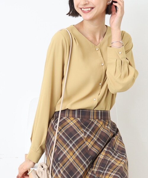 DRESKIP（ドレスキップ）の「◆【洗える】パール調ボタンブラウス（シャツ/ブラウス・レディース・ブラック/オフホワイト/イエロー/ライトグリーン・02/03/04）」の4枚目の写真