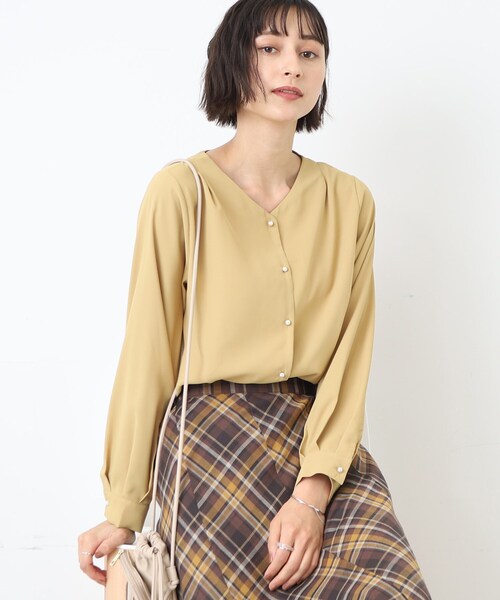 DRESKIP（ドレスキップ）の「◆【洗える】パール調ボタンブラウス（シャツ/ブラウス・レディース・ブラック/オフホワイト/イエロー/ライトグリーン・02/03/04）」の5枚目の写真