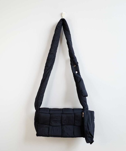shopnikoniko(ショップニコニコ)の「キルティング ナイロン 編み込みバッグ(ショルダーバッグ・レディース・ブラック/グリーン・フリー)」の10枚目の写真