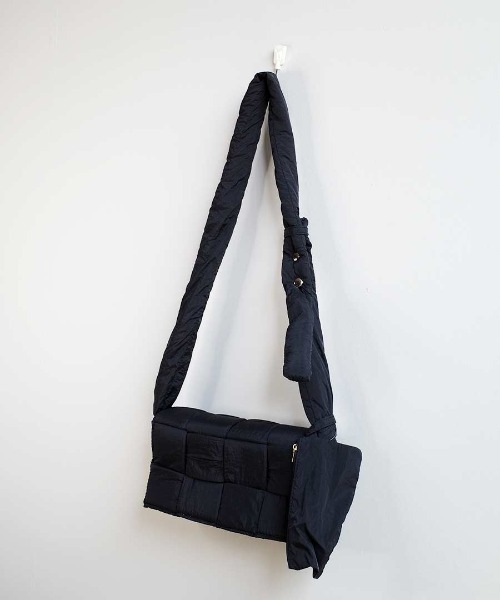 shopnikoniko(ショップニコニコ)の「キルティング ナイロン 編み込みバッグ(ショルダーバッグ・レディース・ブラック/グリーン・フリー)」の4枚目の写真
