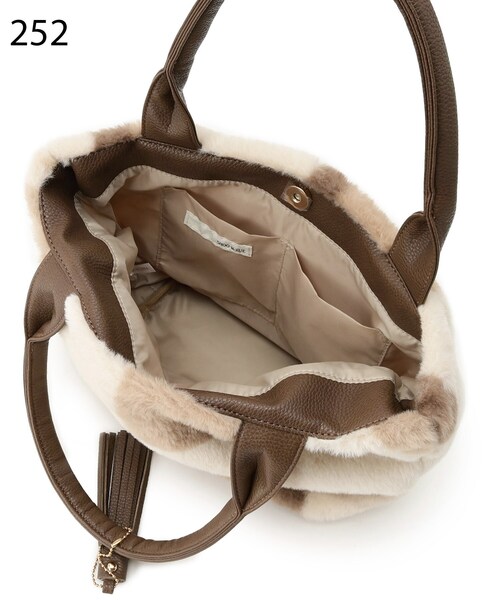 SHOO・LA・RUE（シューラルー）の「◆タッセル付きタックファートートバッグ（トートバッグ・レディース・グリーン系その他3/グレー系1/グレー系2/ベージュ系1/アイボリー系2/ピンク系7・00）」の19枚目の写真