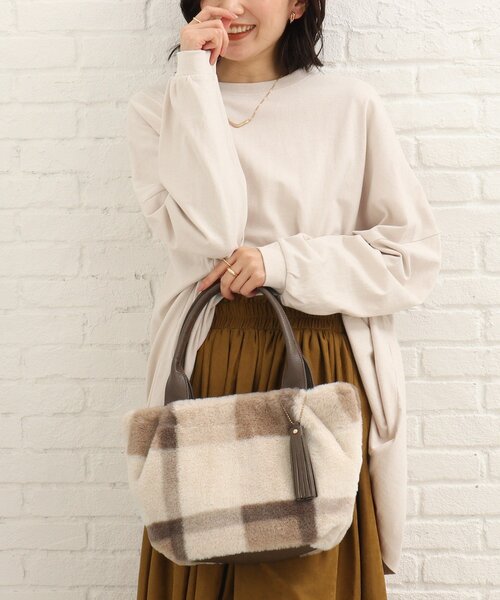 SHOO・LA・RUE（シューラルー）の「◆タッセル付きタックファートートバッグ（トートバッグ・レディース・グリーン系その他3/グレー系1/グレー系2/ベージュ系1/アイボリー系2/ピンク系7・00）」の21枚目の写真