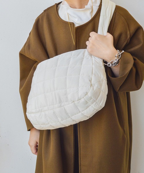 styiro(スタイロ)の「ナイロン キルティング ワンショルダーバッグ(ショルダーバッグ・レディース・グリーン/アイボリー/ブラック・FREE)」の4枚目の写真