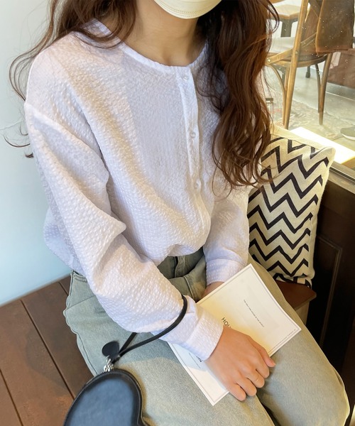 LAUIR（ラウアー）の「サッカーストライプノーカラーブラウス（シャツ/ブラウス・レディース・ベージュ/ホワイト/ブルー・MEDIUM/LARGE）」の2枚目の写真