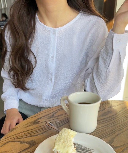 LAUIR（ラウアー）の「サッカーストライプノーカラーブラウス（シャツ/ブラウス・レディース・ベージュ/ホワイト/ブルー・MEDIUM/LARGE）」の4枚目の写真