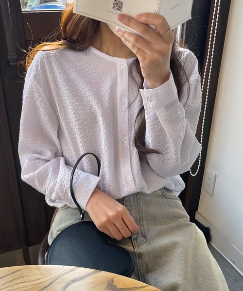 LAUIR（ラウアー）の「サッカーストライプノーカラーブラウス（シャツ/ブラウス・レディース・ベージュ/ホワイト/ブルー・MEDIUM/LARGE）」の6枚目の写真