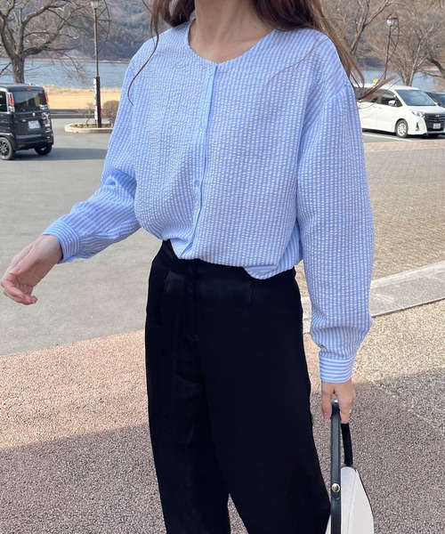 LAUIR（ラウアー）の「サッカーストライプノーカラーブラウス（シャツ/ブラウス・レディース・ベージュ/ホワイト/ブルー・MEDIUM/LARGE）」の8枚目の写真