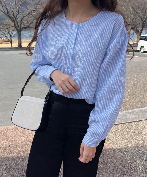 LAUIR（ラウアー）の「サッカーストライプノーカラーブラウス（シャツ/ブラウス・レディース・ベージュ/ホワイト/ブルー・MEDIUM/LARGE）」の9枚目の写真