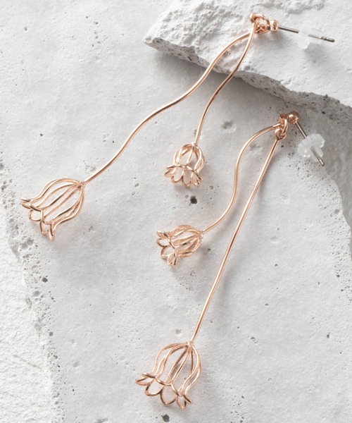 Zoule（ゾーラ）の「フラワー【チューリップ】手書き風モチーフピアス（ピアス（両耳用）・レディース・ゴールド/ピンクゴールド/シルバー・FREE）」の3枚目の写真