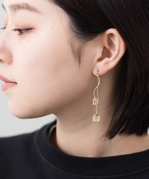 Zoule（ゾーラ）の「フラワー【チューリップ】手書き風モチーフピアス（ピアス（両耳用）・レディース・ゴールド/ピンクゴールド/シルバー・FREE）」の4枚目の写真