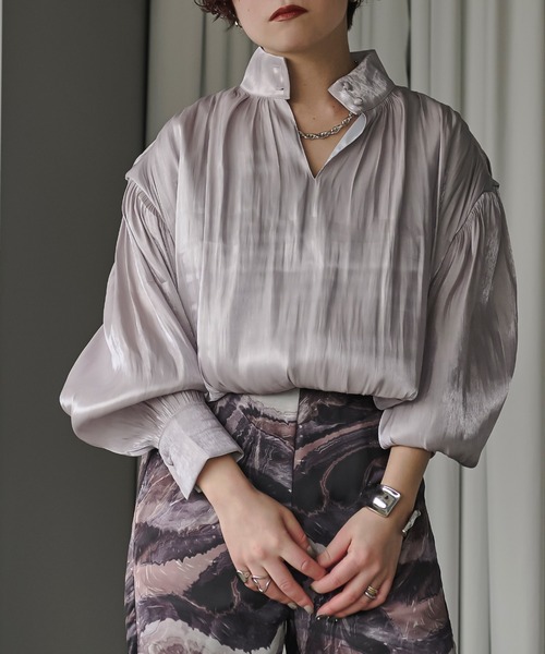 Ezick(エジック)の「Balloon shiny satin ブラウス(シャツ/ブラウス・レディース・ブラック/アイボリー/ライトパープル・FREE)」の3枚目の写真