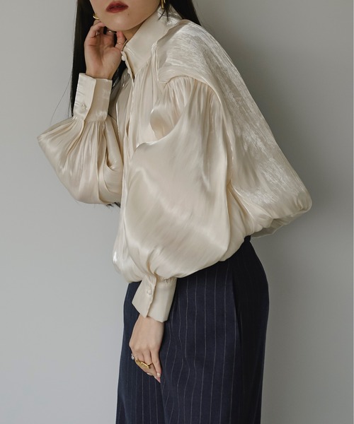 Ezick(エジック)の「Balloon shiny satin ブラウス(シャツ/ブラウス・レディース・ブラック/アイボリー/ライトパープル・FREE)」の11枚目の写真