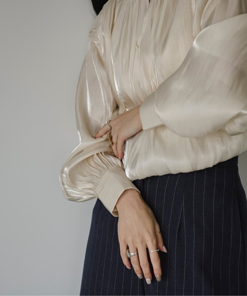 Ezick(エジック)の「Balloon shiny satin ブラウス(シャツ/ブラウス・レディース・ブラック/アイボリー/ライトパープル・FREE)」の21枚目の写真