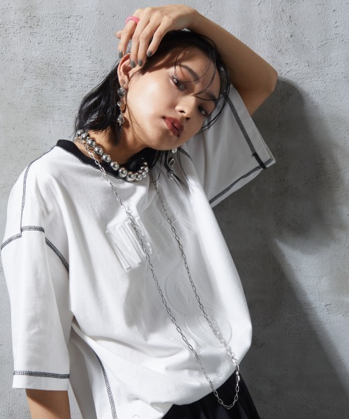 GEVS.（ジェイヴィス）の「＜大きいサイズ＞ 配色ステッチエンボス加工Tシャツ GEVS.（Tシャツ/カットソー・レディース・ブラック/オフホワイト・L/LL/3L/4L/5L）」の5枚目の写真